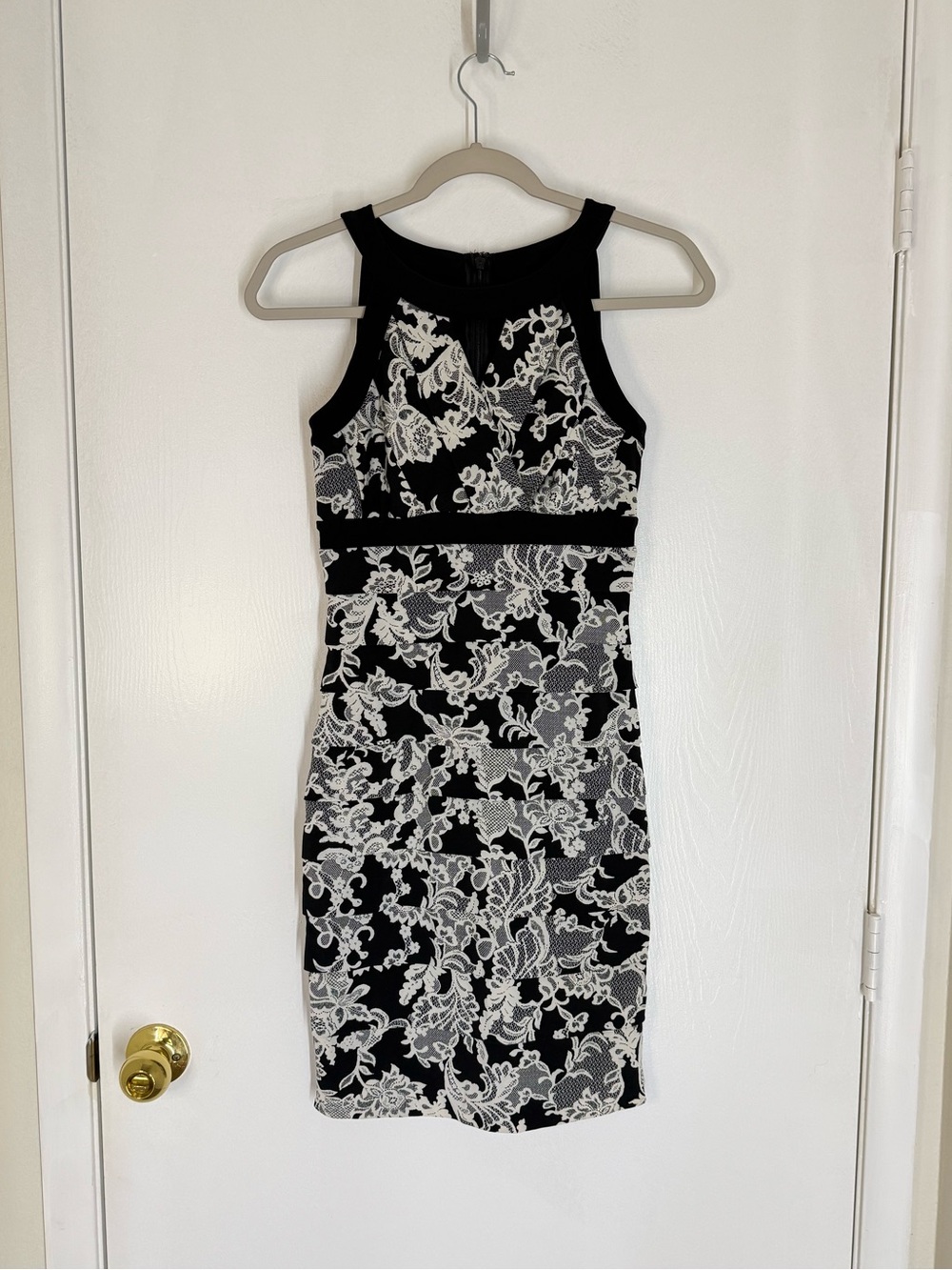 White House Black Market Black & White Lace-Print Sleeveless dress size 0